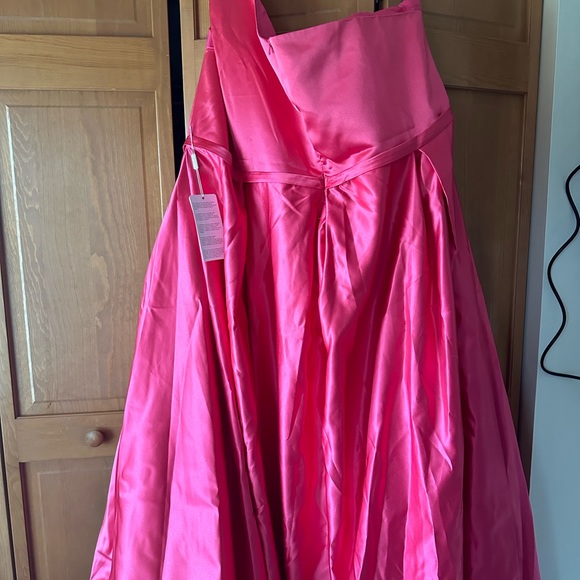 - Stacees one shoulder A line floor length satin with pleated pockets - Picture 6 of 7